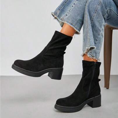 VIKIVIKI SHOES, stivaletti a metÃ  polpaccio con tacco largo e plateau discreto. Realizzati , presentano una cerniera laterale e cuciture a vista. La 