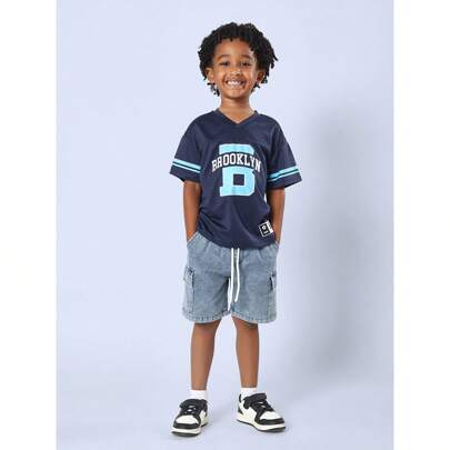 Set da coordinato con t-shirt e pantaloncini stile varsity di Brooklyn, in tessuto jersey estivo, casual, streetwear, ispirato a divise scolastiche e