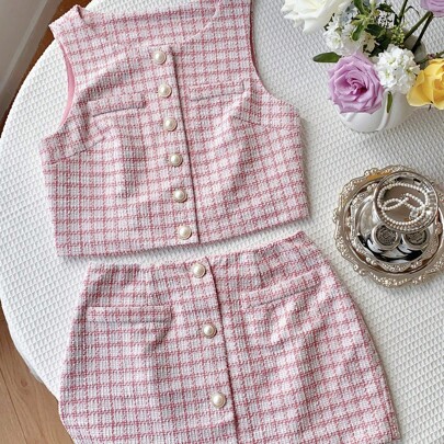 Set di maglia lavorata a maglia con texture rosa e bianca e minigonna
