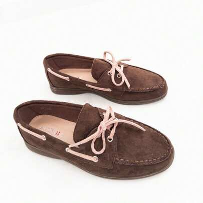 VIKIVIKI SHOES, mocassini stile barca dal design classico con chiusura decorativa con lacci. Realizzati in materiale morbido con cuciture pronunciate,