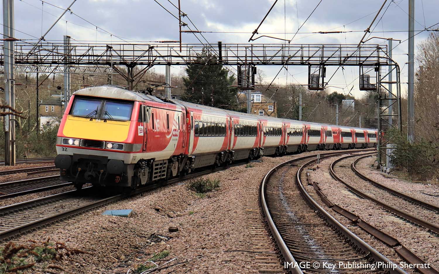 Hornby BR, Mk4 Open First, Coach G, 11213 - Era 8