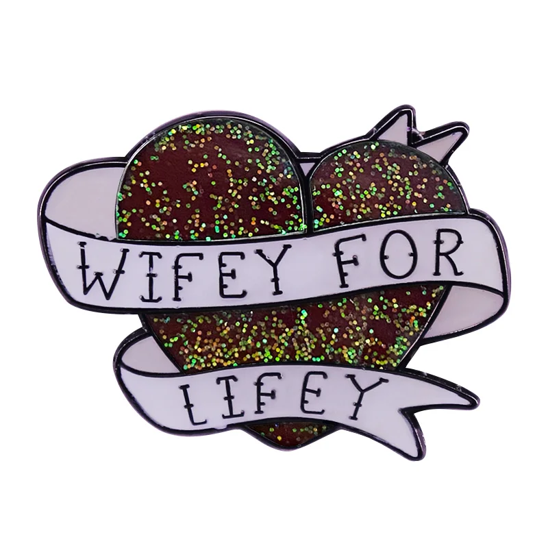 Wifey Per Lifey Smalto Pin Incantevole Rock Roll Tattoo Heart Badge Moglie Flair Spilla Idea Regalo Per Lei, Migliore Amico O Matrimonio!