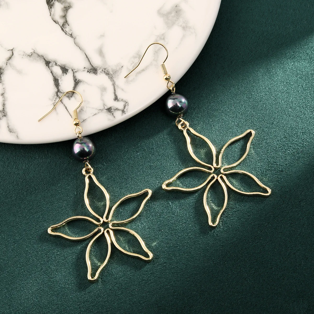Semplici Orecchini Hawaiani Hamilton Gold Plumeria Flowers Hook Con Perline Di Conchiglia Naturale Hibiscus Floral Bohemian Island Jewelry
