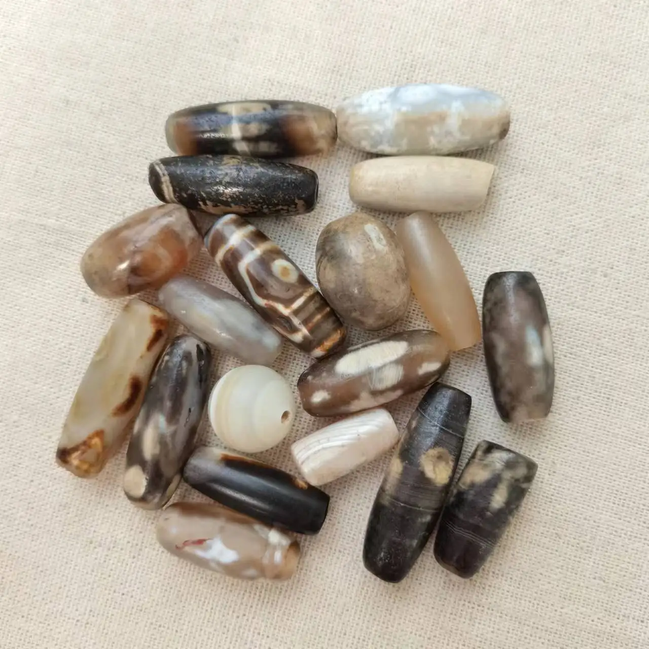 1Pcs/Lot Natural Millennium Old Agate Dzi Ancient Beads Wear Folk Acquisition Tibetan Collectibles Heirloom Wear Irregular Taki