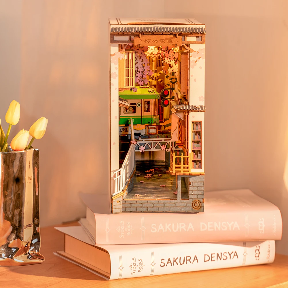 Robotime Rolife Fai Da Te Book Nook Giapponese Sakura Densya Scaffale Inserto Casa Delle Bambole In Miniatura In Legno Con Kit Di Mobili Regalo Di Nat