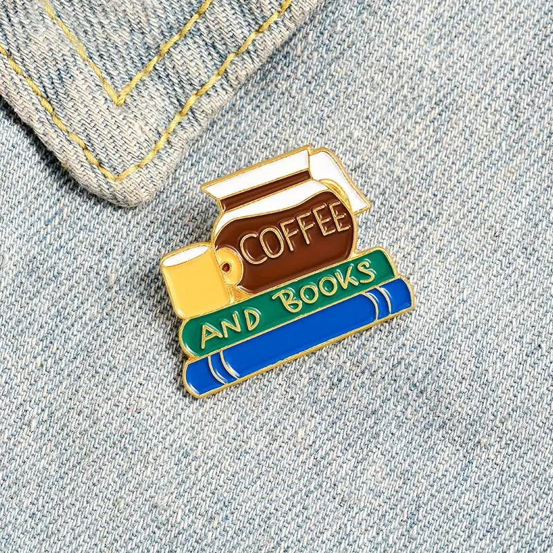 Coffee Book Smalto Pin Reading Life Badge Custom Coffee Addict Spille Spilla Camicia Cappello Bag Cartoon Jewelry Gift For Friend