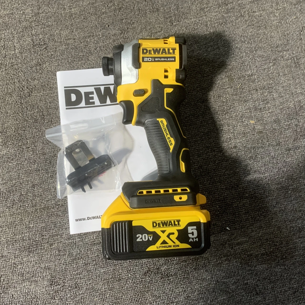 Nuovo Dewalt Dcf850 1/4 "Impact Driver 20V Include Batteria 5.0Ah Nuovi Strumenti