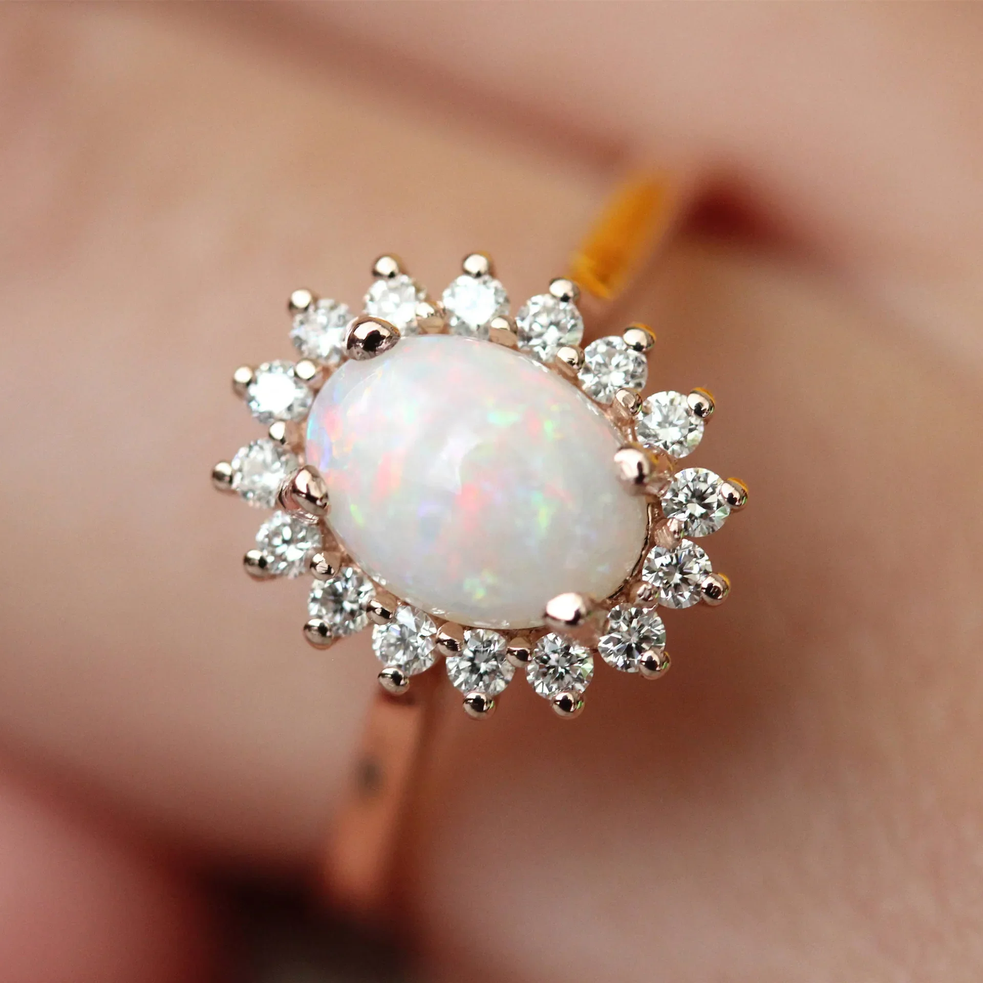 Ys Zhenrong Wish Vendita Calda New Egg Shaped Australian Treas Ure Opal Euro Pean E American Women'S 18K Rose Gold Crown Jewelry
