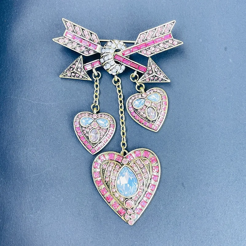 Spilla A Forma Di Freccia Pavé Cupid'S Di Lavorazione Pesante Haidi Daus Heidi Spilla Da Indumento A Cuore Con Strass In Oro Antico