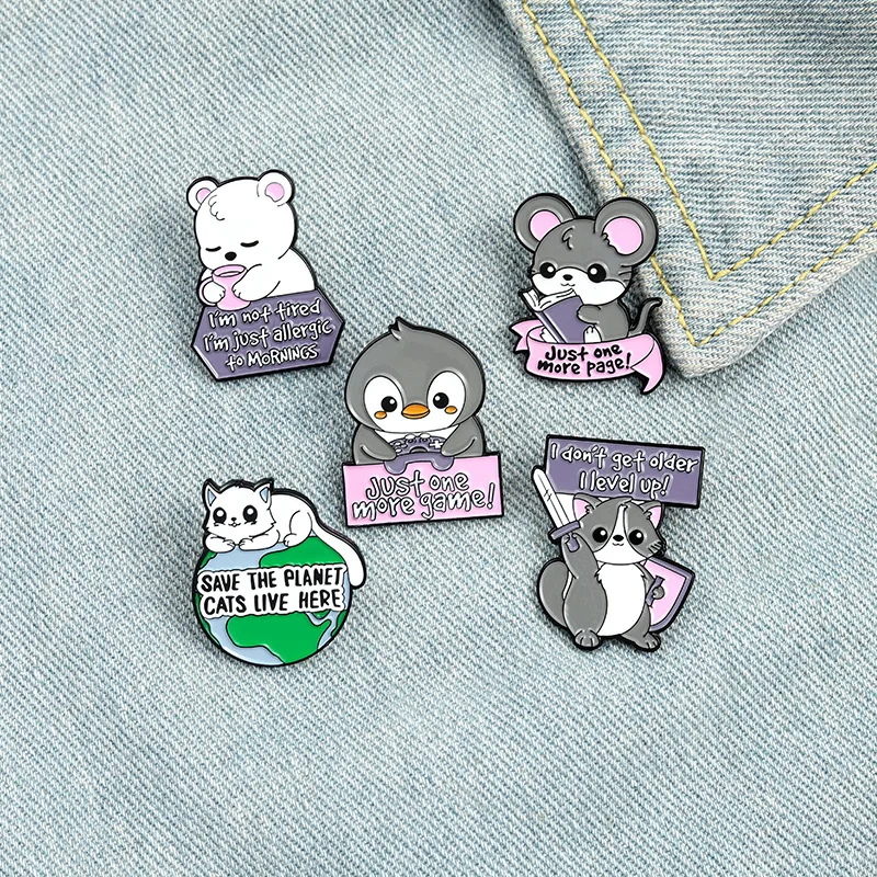 Little Bear Penguin Mouse Lettera Spille Smaltate Love Ice Cream Cat Coffee Planet Wizard Glasses Magic Book Spilla In Lega Badge Punk
