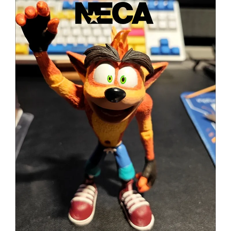 Neca Game Crash Bandicoot Figure Periferiche Di Trilogia Sana Primo 4 Gamepad Supporto Per Controller Telefonico Decorazione Della Stanza Giocattoli R