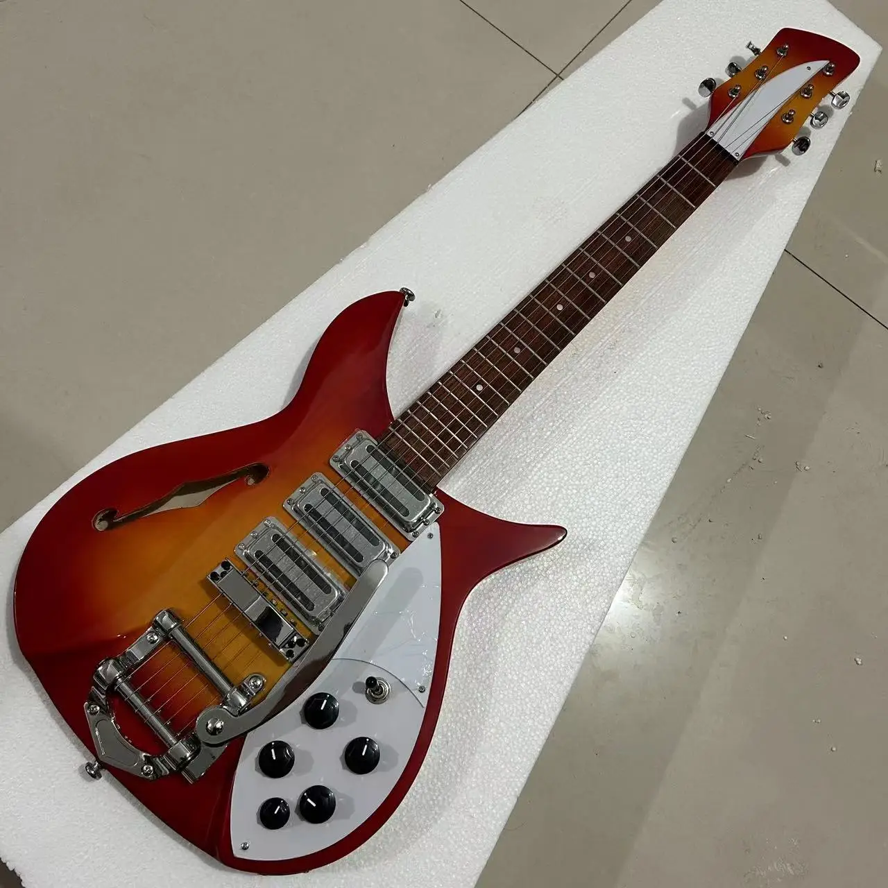 Chitarra Elettrica Rickenbacker 325, Foro F, Corpo Semi-Cavo, Colore Cherry Sunburst, Sistema Tremolo, Nave Libera, Campeggio