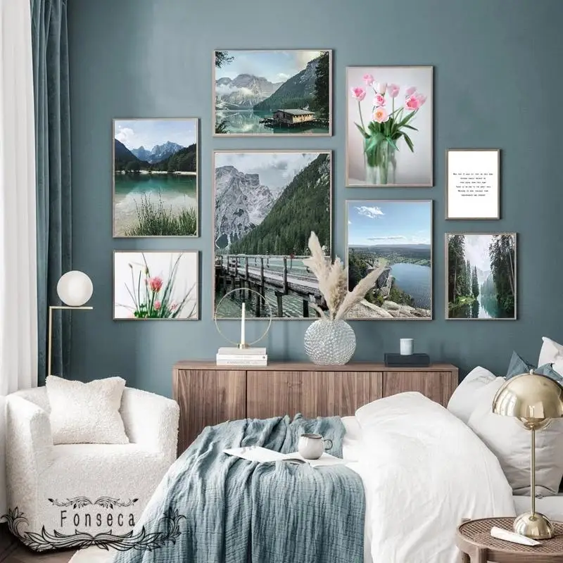 Nordic Nature Mountain Lake Forest Wooden House Scenery Poster Fresh Green Plant Pink Flower Picture Pittura Decorativa Su Tela