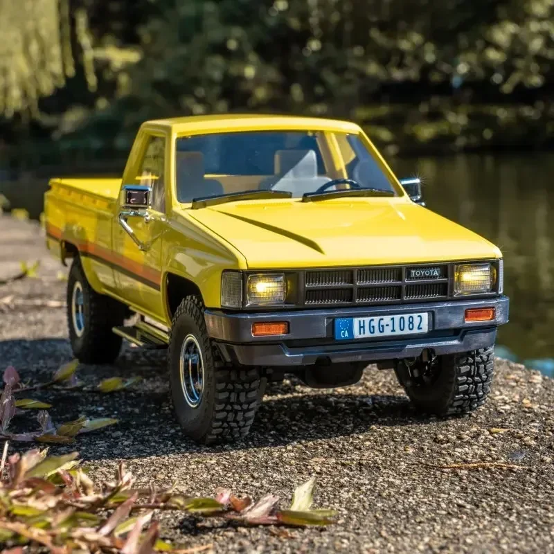 Fms Hilux 1983 1/18 Rc Car Electric Remote Control Cars Simulazione Mini Pickup Truck 4Wd Off-Road Rc Crawler Per Regali Per Adulti