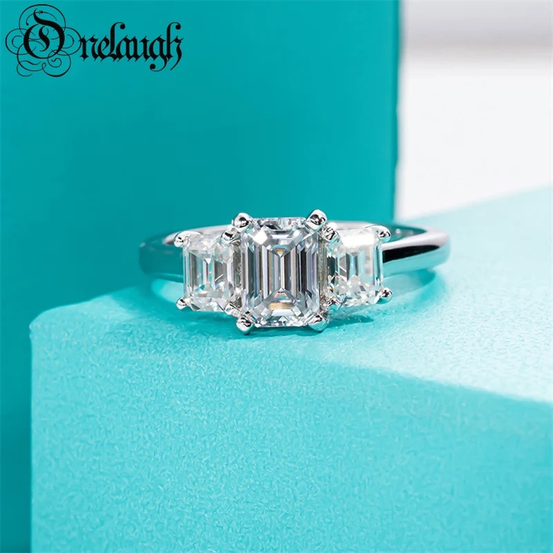 Onelaugh Total 1.8 Carati D Color Three Stone Moissanite Ring Per Le Donne 925 Silver Emerald Cut Moissanite Anello Di Fidanzamento