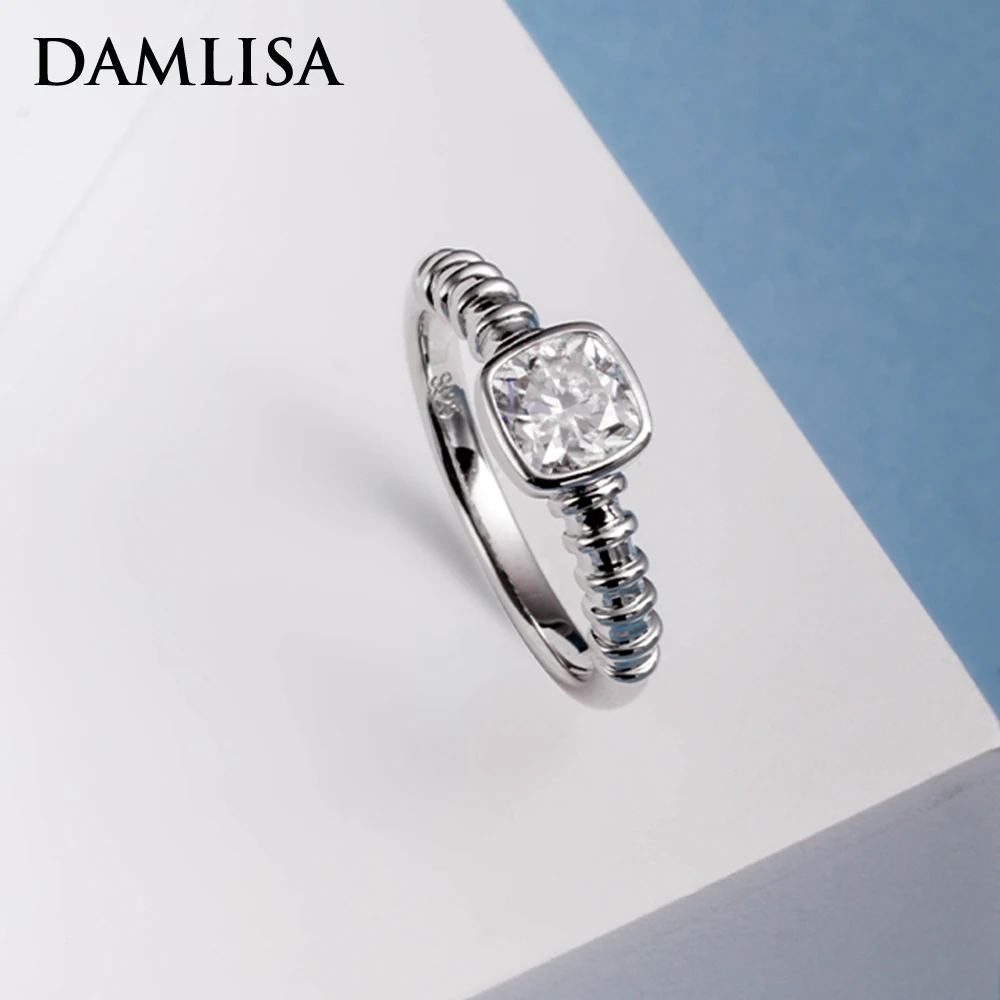 Damlisa 1Ct D Color Cushion Cut Moissanite Bezel Anelli Di Fidanzamento Per Le Donne 925 Sterling Silver Wedding Ring Jewelry Wholesale