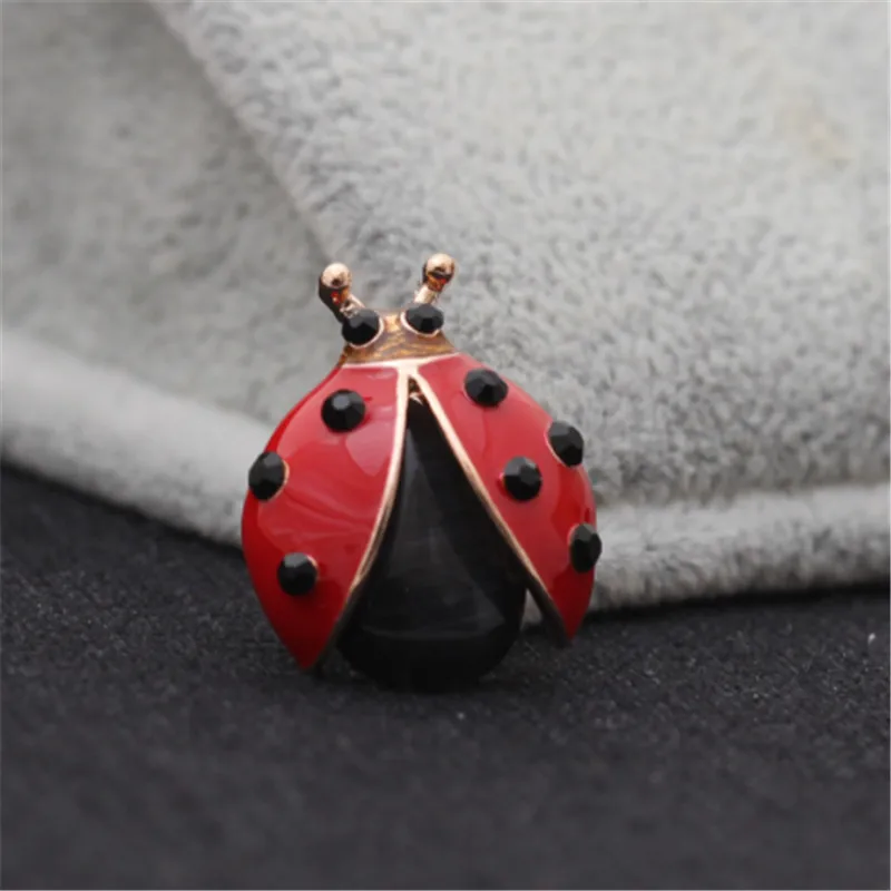 Smalto Badge Pin On Zaino Risvolto Coccinella Insetto Spilla Beetle Cartoon Pin Tie Collar Shirt Capretti Del Vestito Della Signora Ragazze Uomini Gio
