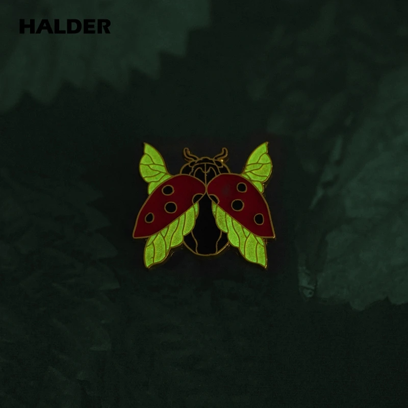 Halder Red Ladybugs Smalto Pin Luminoso Insetto Creativo Noctilucence Spille Biologia Distintivo Vestiti Sciarpa Gioielli Di Moda Regalo