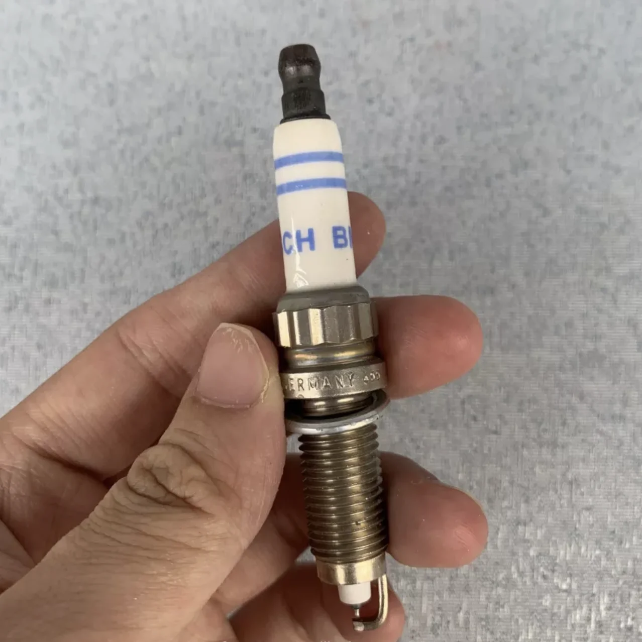 Auto Motore Iridium Spark Plugs Zr5Tpp33-S Iridium Spark Plug 12120037582 Per Bmw 1 3 4 5 6 7 X5 X3 X6