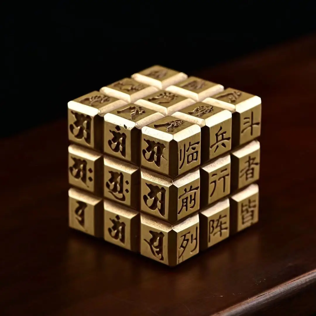 Ornamento Decorativo Cubo Di Rubik Con Nove Caratteri In Ottone Vintage