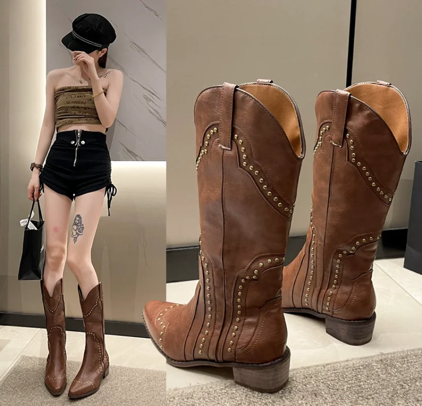 Stivali Con Borchie Donna 2024 Tacco Basso Cowboy Chelsea Western Short Leather Knee High Designer Di Lusso Gothic New Rock Shoes Vintage