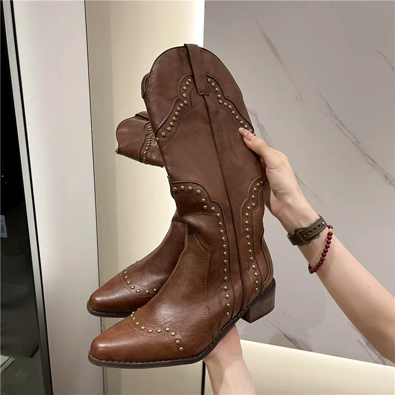Stivali Con Borchie Donna 2024 Tacco Basso Cowboy Chelsea Western Short Leather Knee High Designer Di Lusso Gothic New Rock Shoes Vintage