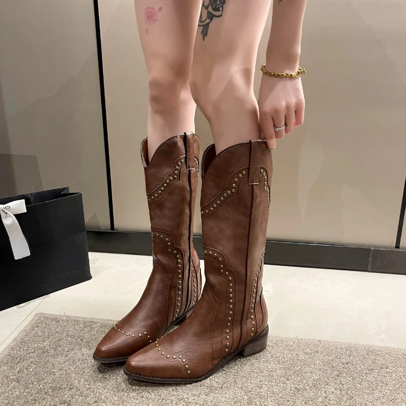 Stivali Con Borchie Donna 2024 Tacco Basso Cowboy Chelsea Western Short Leather Knee High Designer Di Lusso Gothic New Rock Shoes Vintage