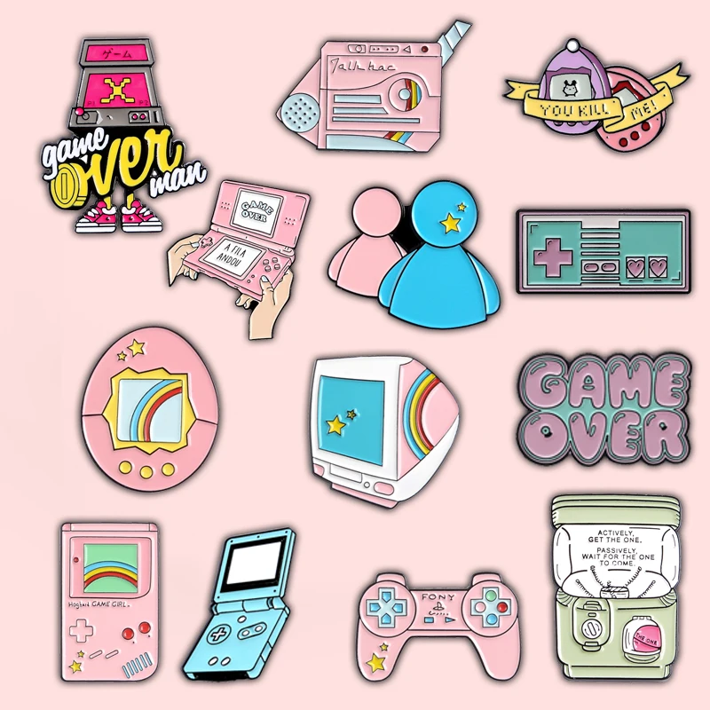 Game Lover Computer Spilla Pet Console Di Gioco Portatile Robot Gashapon Machines Gamepad Game Over Smalto Pin Button Badge All'Ingrosso