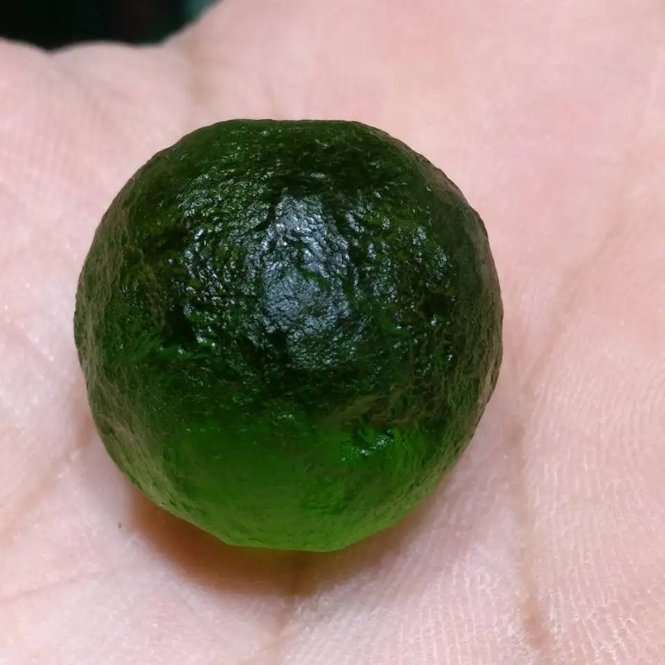 Sfera Della Sfera Ceca Di Vetro Di Impatto Del Meteorite Della Moldavite Della Gemma Verde 20Mm
