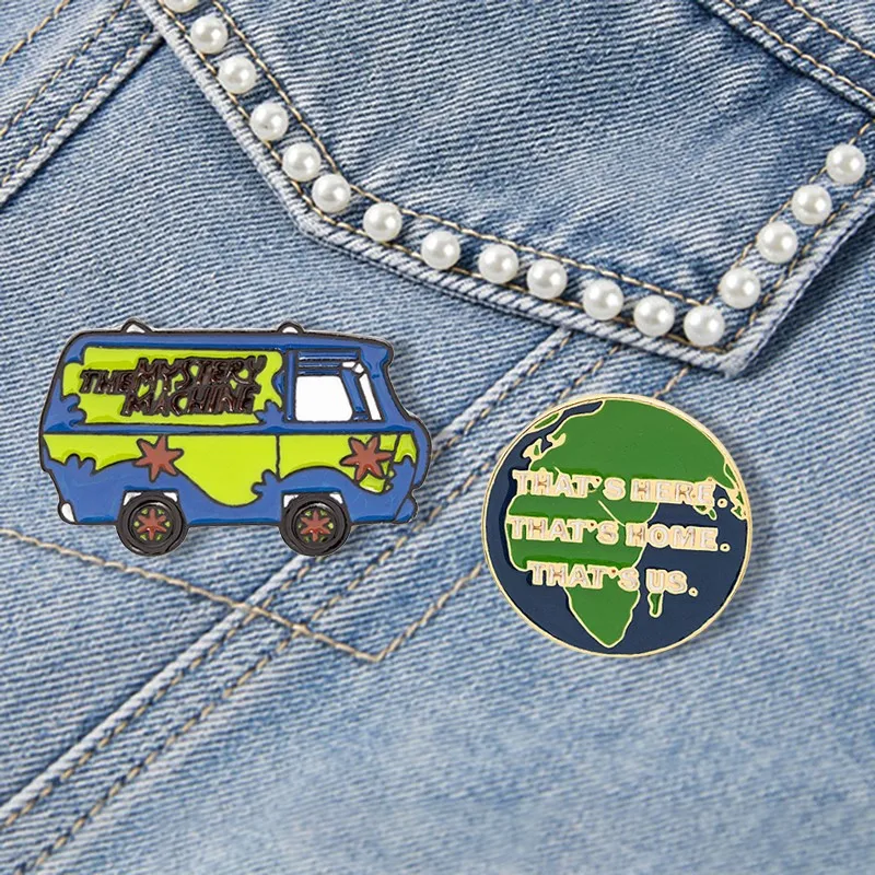 The Mystery Machine Cartoon Travel Bus Auto Smalto Spille Ambientale Green Earth Spilla Borsa Camicia Spilla Divertente Distintivo Gioielli