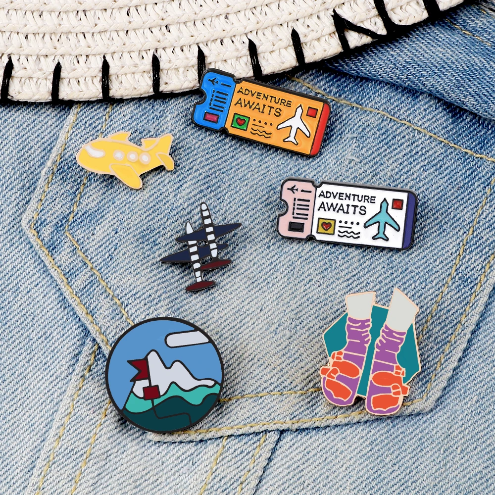 Go Travel Spille Smaltate Aereo Biglietto Aereo Adventure Explorer Road Sign Badge Pins Travel The World Spilla Cartoon Jewelry