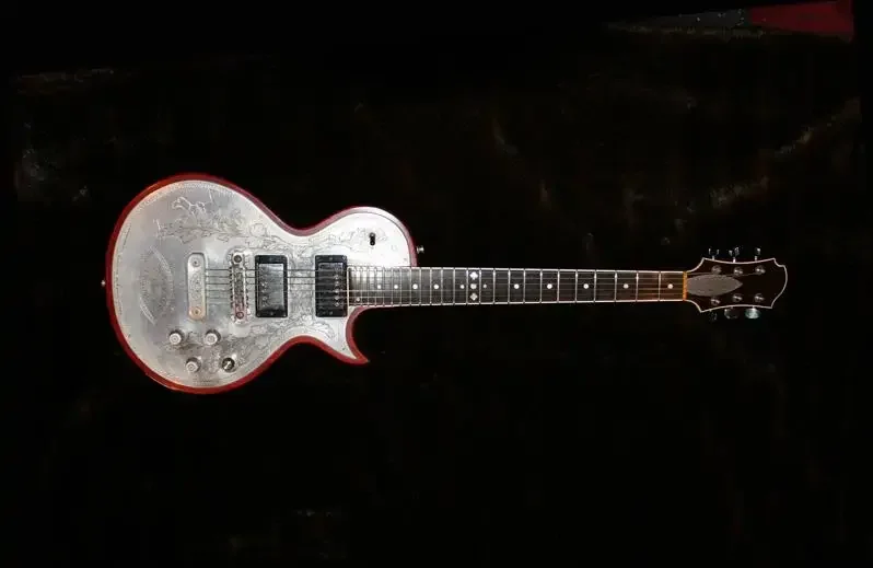Ok Ma Secondo Te Puoi Farlo Come L'Immagine? La Forma Unica Del Corpo E La Piastra Metallica? 24 Tasti Collo E Ebano Board