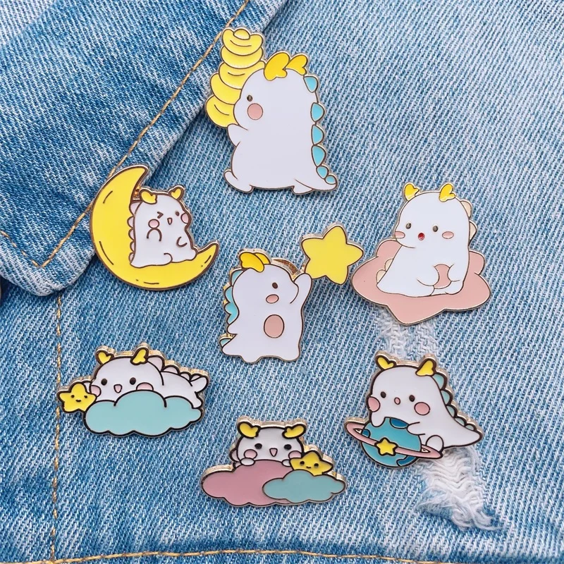 Cartoon Sweet Animal Planet Spilla Smaltata Distintivo Vintage Dragon Star Cloud Moon Alloy Pins Fashion Women Jewelry Gift