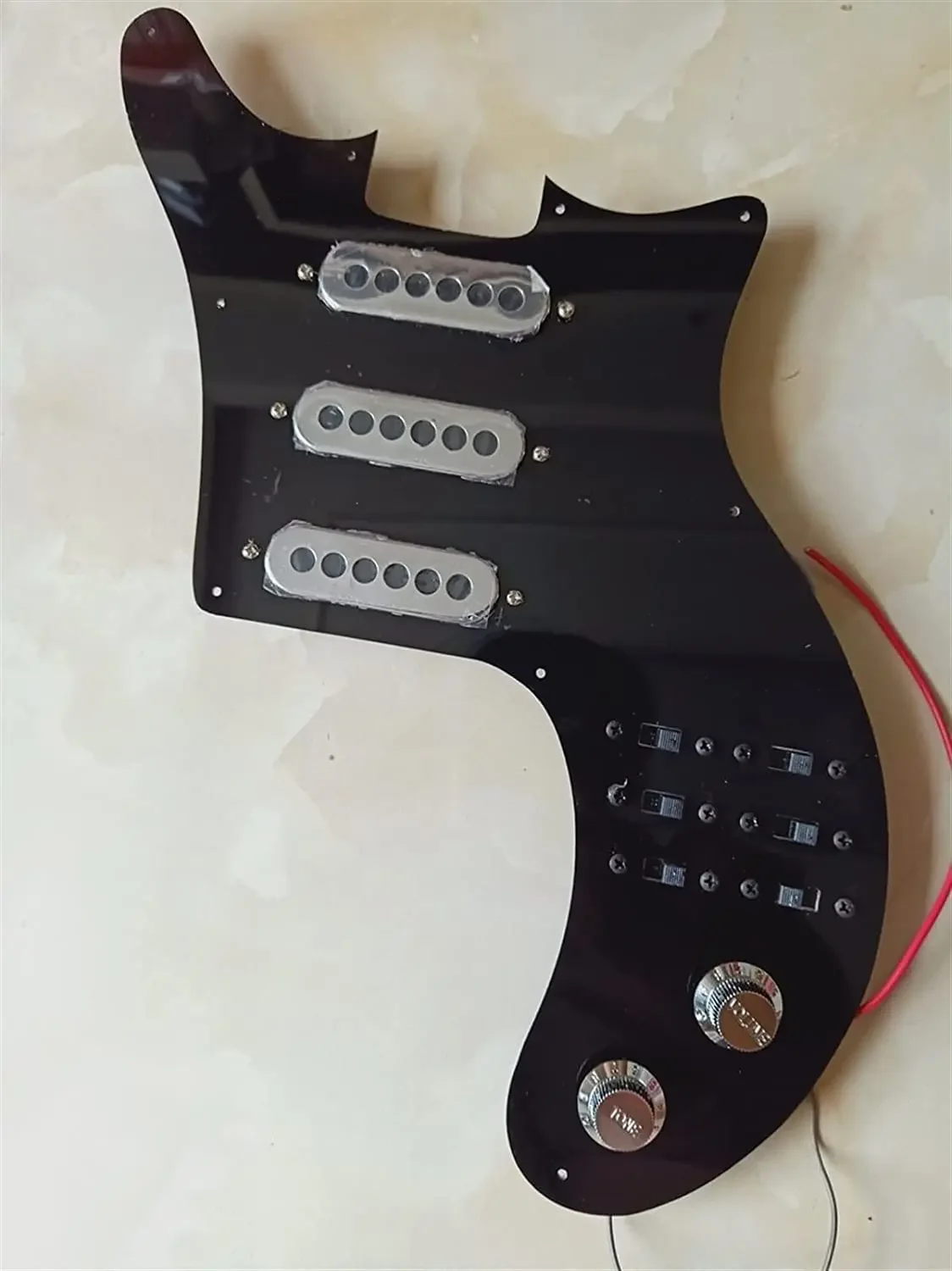 Classic Precablato Sss Pickguard Interruttore Multifunzione Cablaggio Chrome Burns Pickup Tri-Sonic Per Set Di Chitarra Brian May