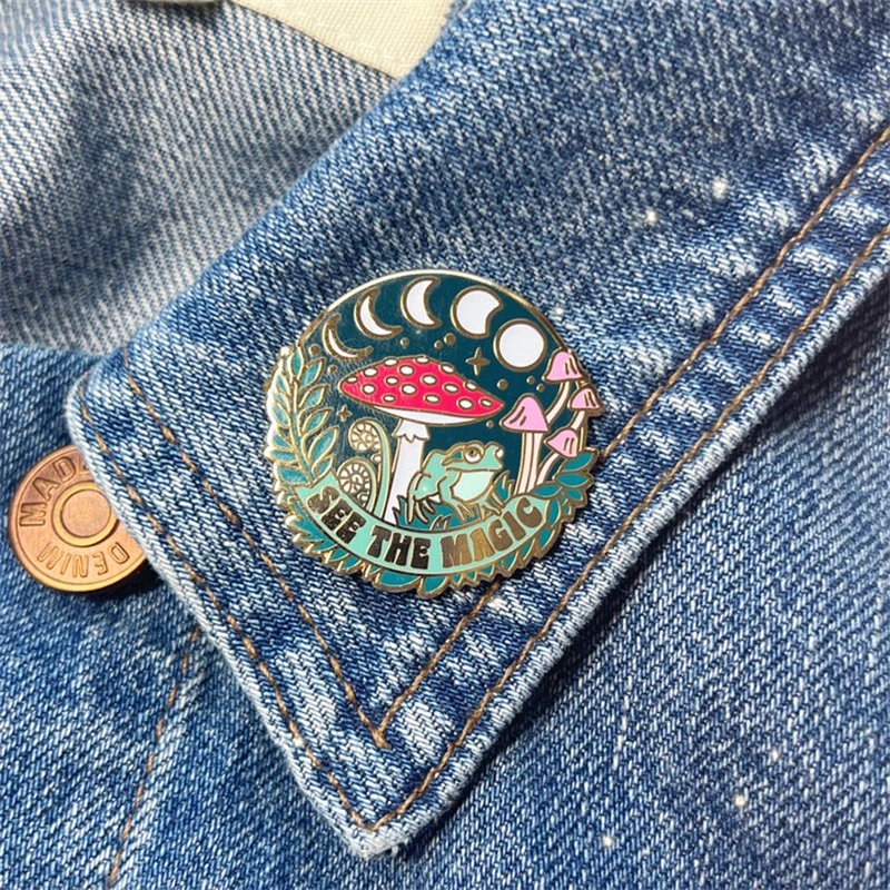 Cartoon Frog Moon Phase Mushroom Plant See The Magic Smalto Badge Spilla Zaino Collare Spille Gioielli Spilla Regalo Per Feste