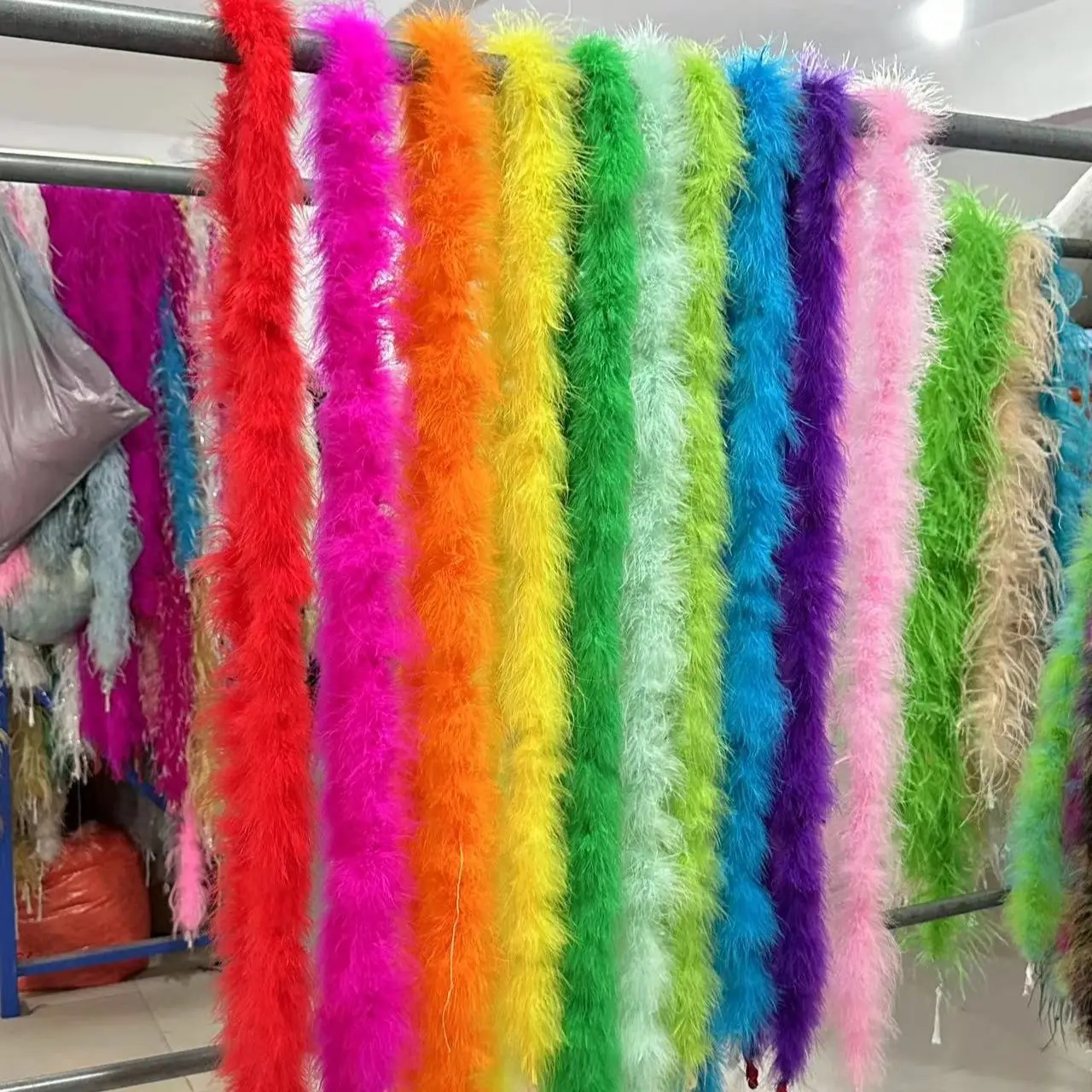 18G Colorato Marabou Boa Bianco Tacchino Piuma Boas Scialle Per Matrimonio Cosplay Abbigliamento Accessorio Decorazione Boa Plume 2Yards Lungo