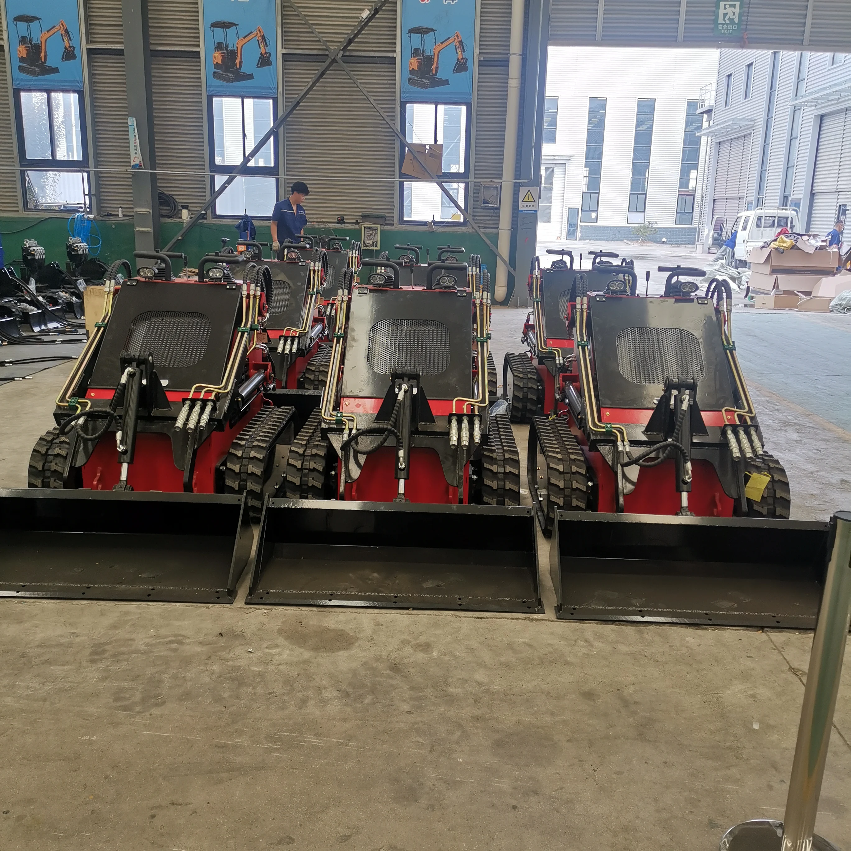 4 In 1 Benna Mini Skid Steers Caricatori Di Utilità Compatti Macchine Movimento Terra Cingolate Skid Steer Loader