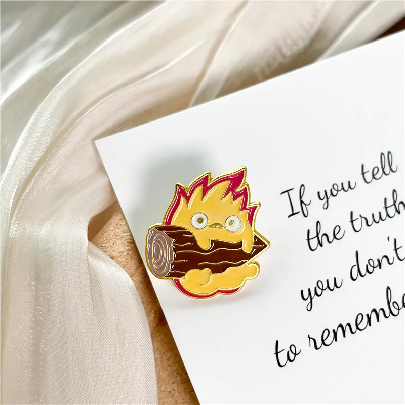 Carino Calcifer Smalto Pin S Anime Fuoco Elfo Borsa Spilla Elementi Naturali Badage Risvolto Spilla Fibbia Bambini Amici Regalo Gioielli