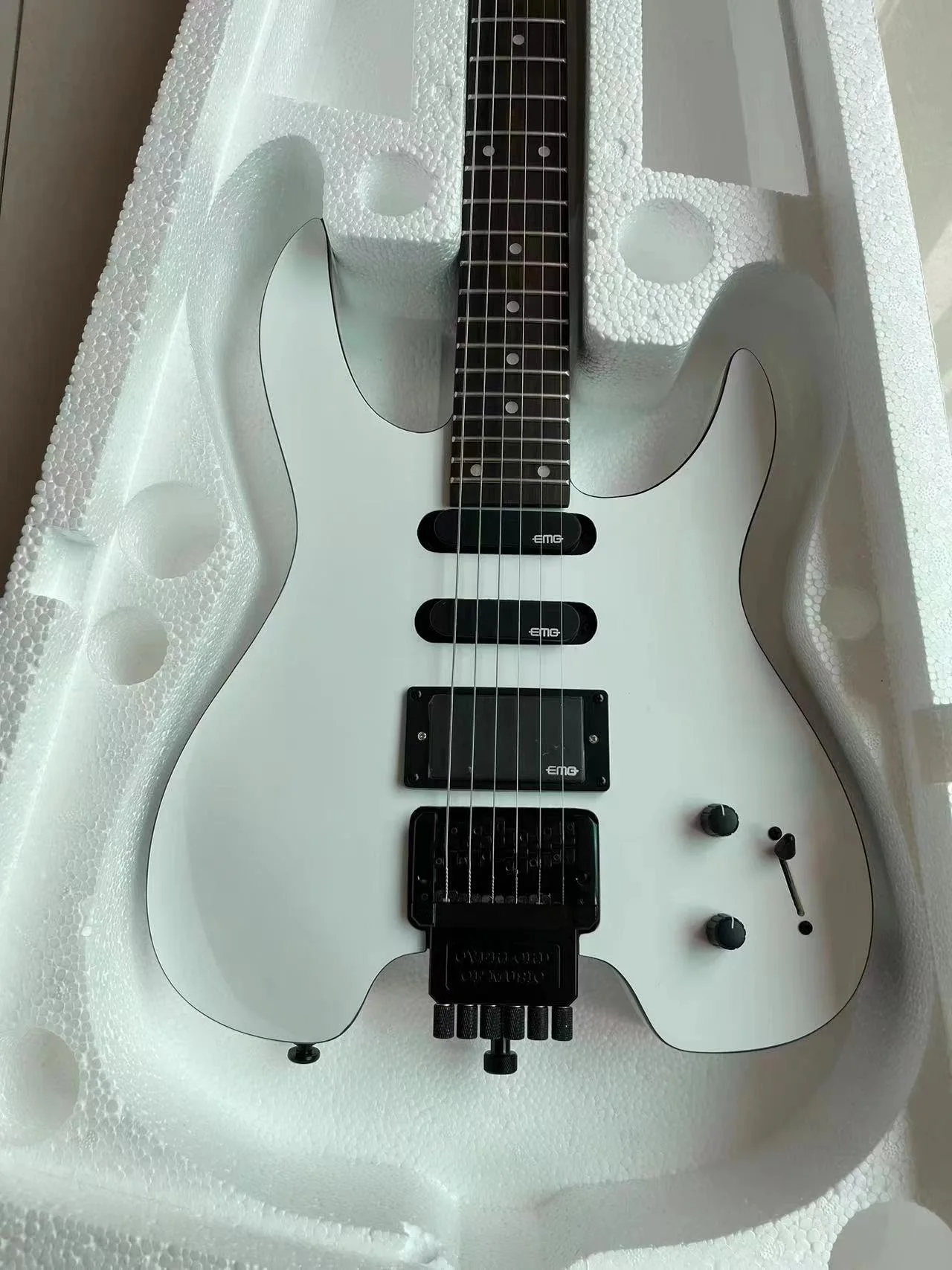 Chitarra Elettrica Senza Testa Steinberger All'Ingrosso Bianca Con Pickup Sorgente Vera Foto Spedizione Gratuita
