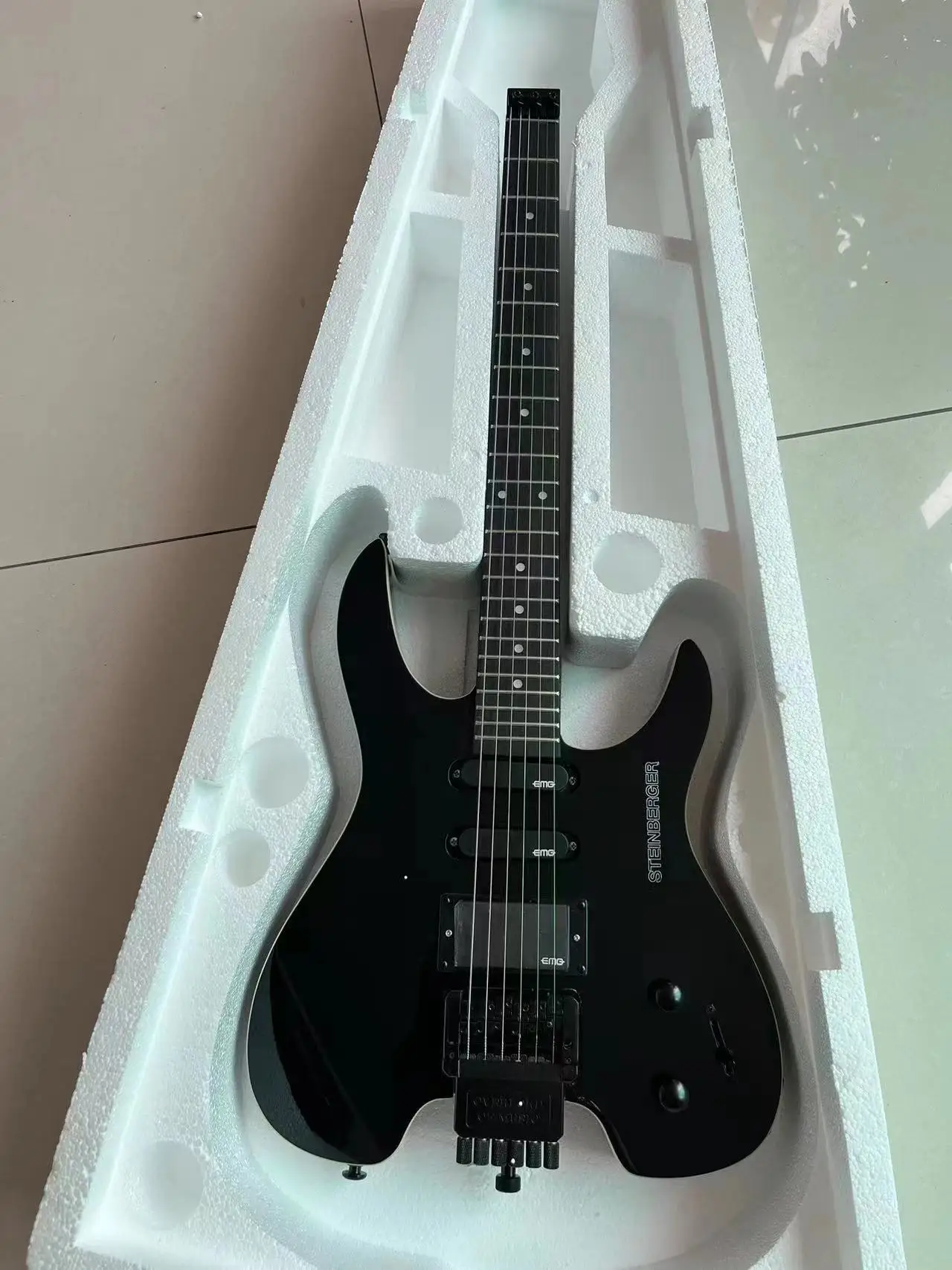 Chitarra Elettrica Senza Testa Steinberger All'Ingrosso Bianca Con Pickup Sorgente Vera Foto Spedizione Gratuita
