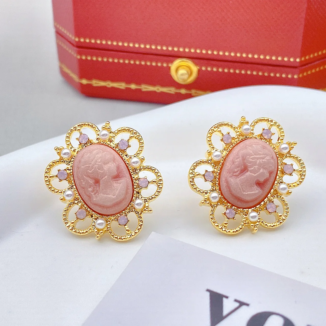 Vintage Style European Court Pink Shell Cameo Queen Profile Pearl Ear Stud Orecchino Cammeo Gold Heart Retro Ins Chunky Bracelet
