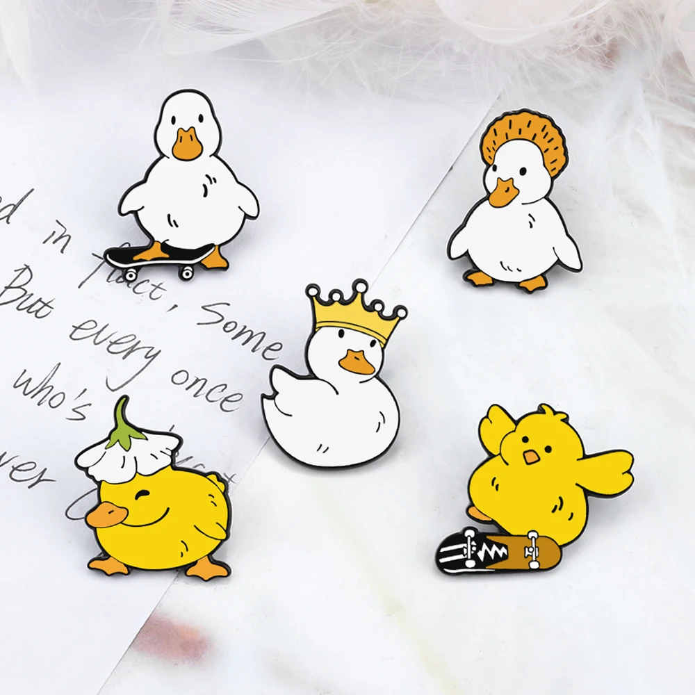 Funny Skate Spille Smaltate D'Oca Cute Yellow Duck Chicks Playing Skateboard Bag Spilla Cartoon Denim Spilla Distintivi Regalo Per Bambini