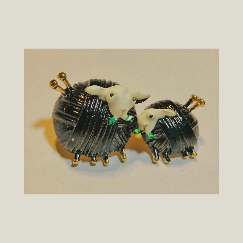 Novità Baa Baa Black Sheep Ball Of Wool Knitting Spilla/Ciondolo
