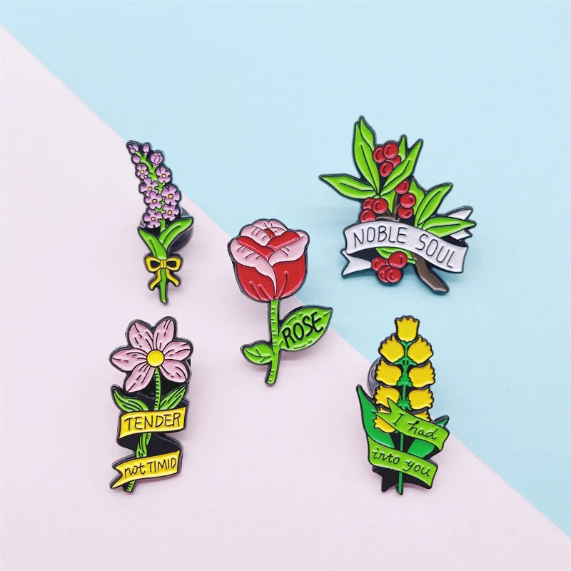 Cartoon Sweet Plant Flower Spilla Smaltata Rosa Rossa Petunia Lavanda Lettera Nastro Carino Spille In Lega Distintivo Gioielli Regalo Per Gli Amici