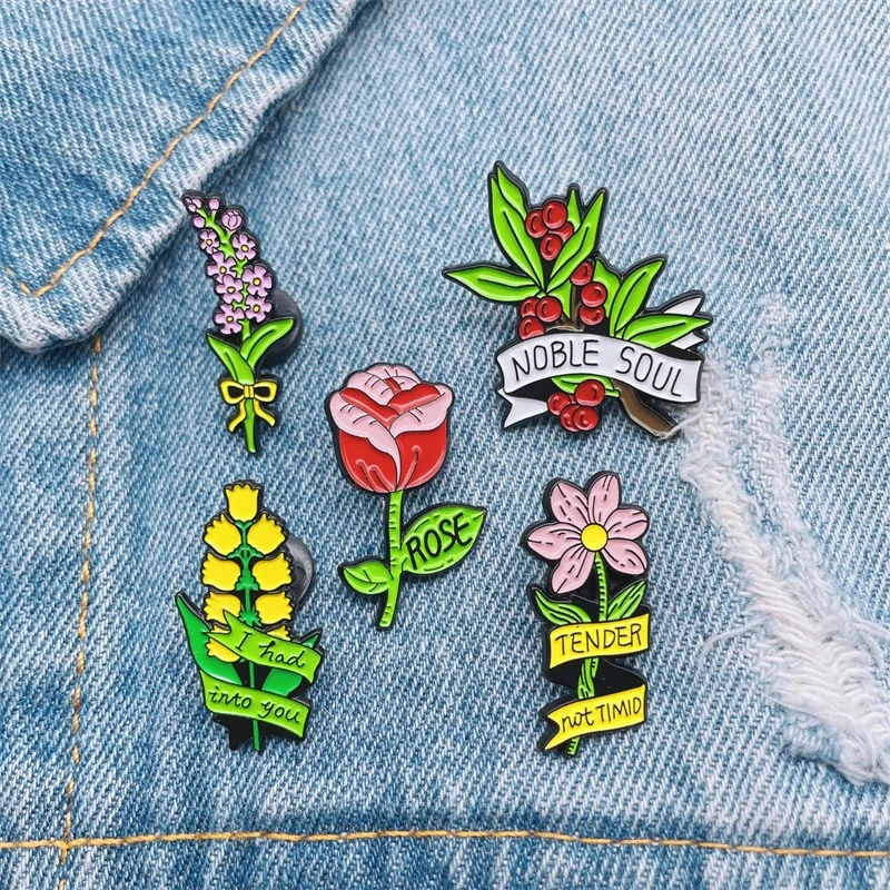 Cartoon Sweet Plant Flower Spilla Smaltata Rosa Rossa Petunia Lavanda Lettera Nastro Carino Spille In Lega Distintivo Gioielli Regalo Per Gli Amici