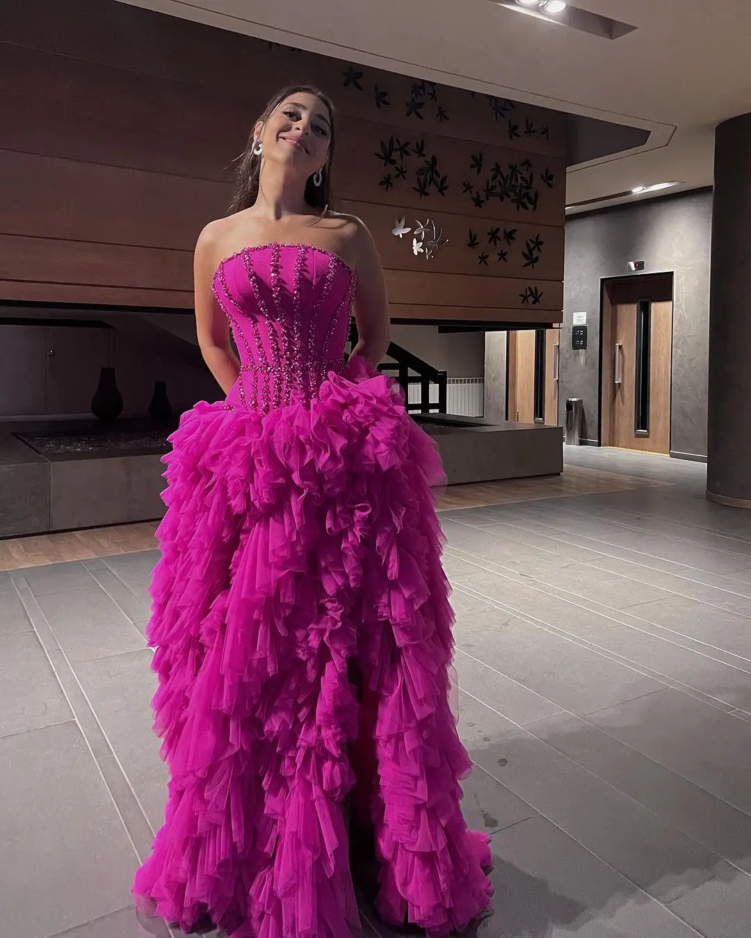 Abiti Da Sera In Cristallo Senza Spalline 2023 Barbie Pink Ruffles Side Split Prom Dresses 2023 Summer Formal Occasion Party Gown