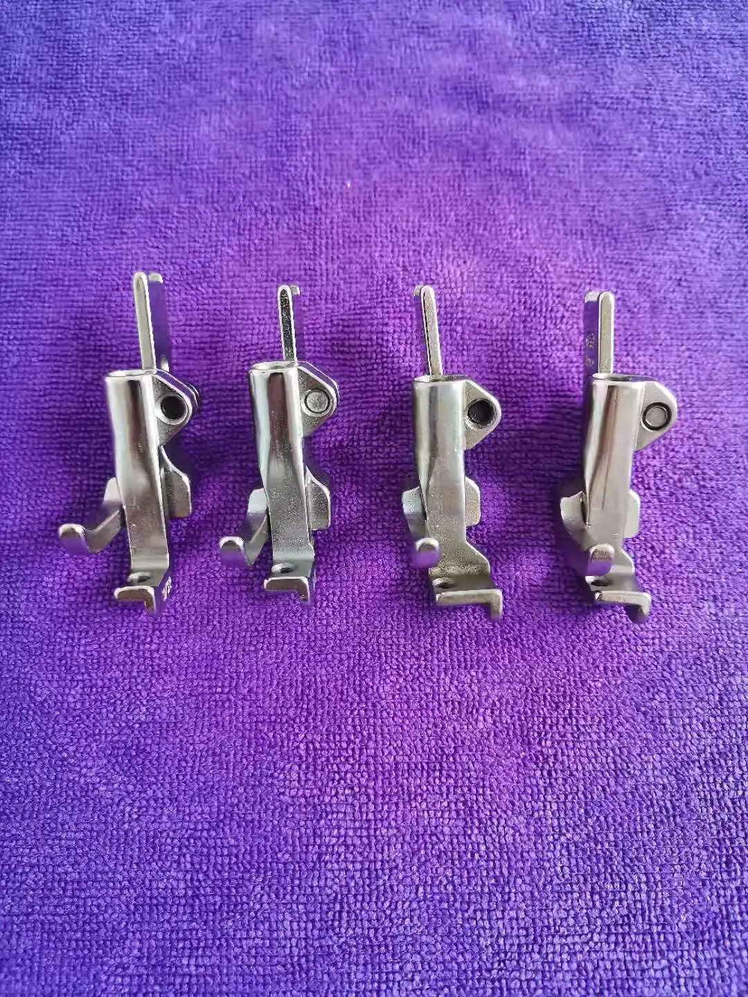 4 Piede Guida Bordo Destro Per Juki Dnu-241 1541 Lu-562,563,1508 Fratello B837 Tacsew