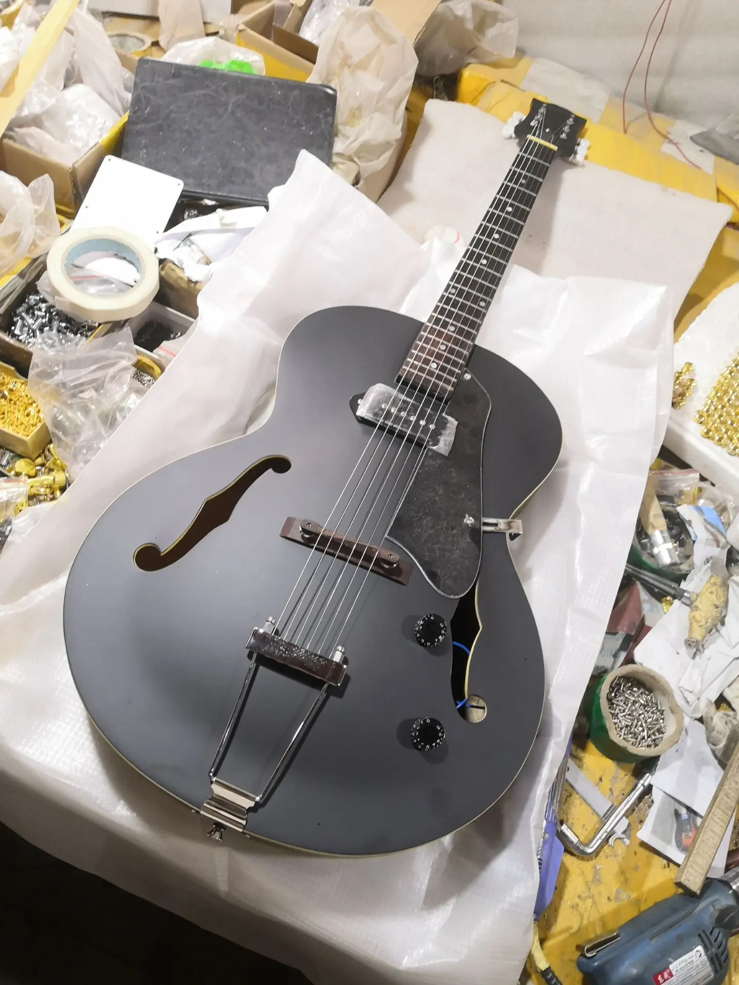 Chitarra Elettrica Vintage P90 Archtop Non Tagliata Per Chitarra Jazz Nera Satinata O Mattie Vintage Di Alta Qualità