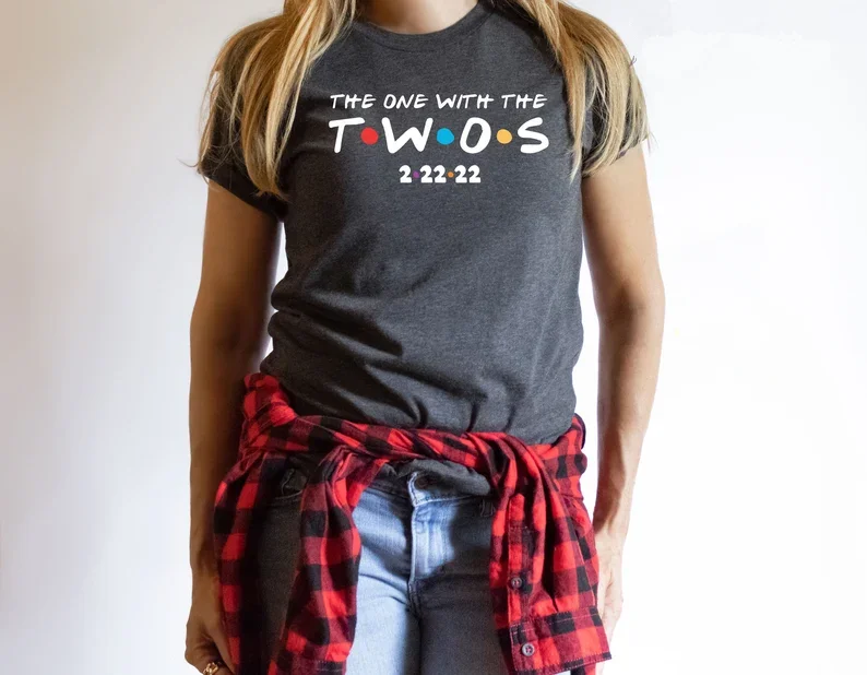 Camicia Twosday, Happy Twosday Friends Day Feb 22Nd Shirt, 2-22-22, Twos Day All 2S, Friends Twos Day Numbers 100% Cotton Unisex