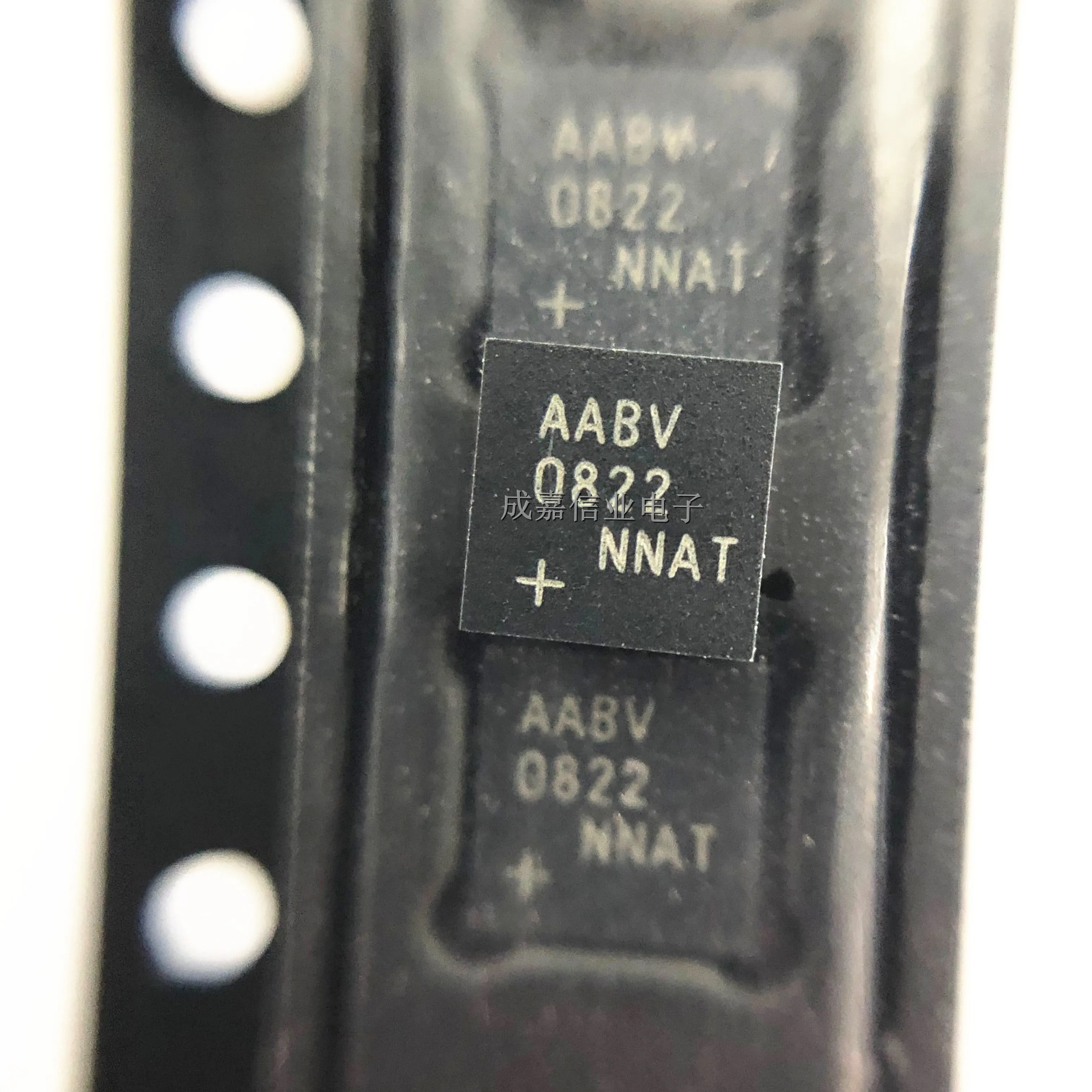 5Pcs/Lot Max1932Etc+T Tqfn-12 Max1932Etc Marking;Aabv Power Management Specialized - Pmic Digitally Controlled, 0.5%
